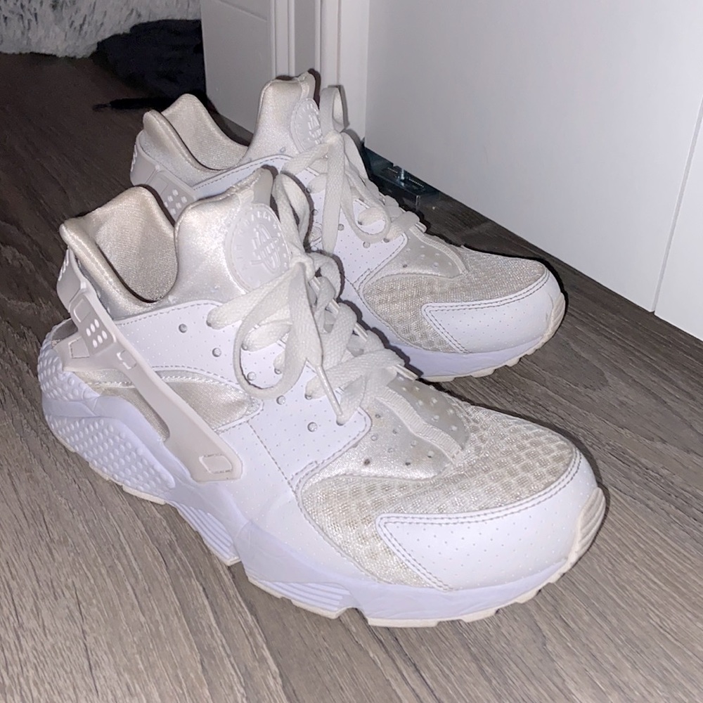 white nike haurachie